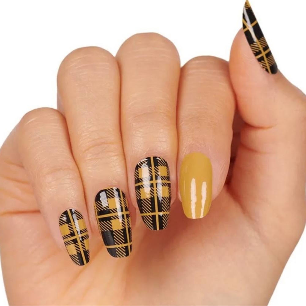 Color Street Breaking Plaid Nail Strips